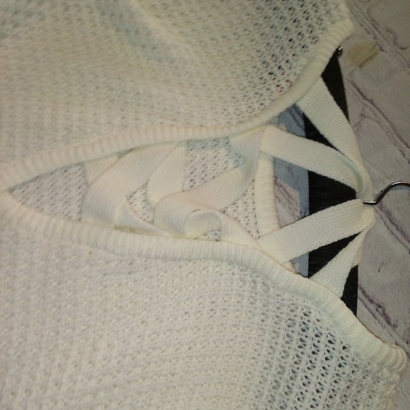 Long off white sweater with a beautiful back. - Picture 3 of 8